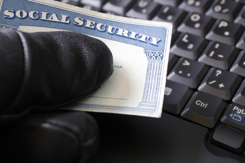 Las víctimas del robo de identidad pueden terminar con un mal historial de crédito que podría tardar meses en corregirse. Esto es lo que debe saber sobre el seguro contra el robo de identidad y cómo protegerse.